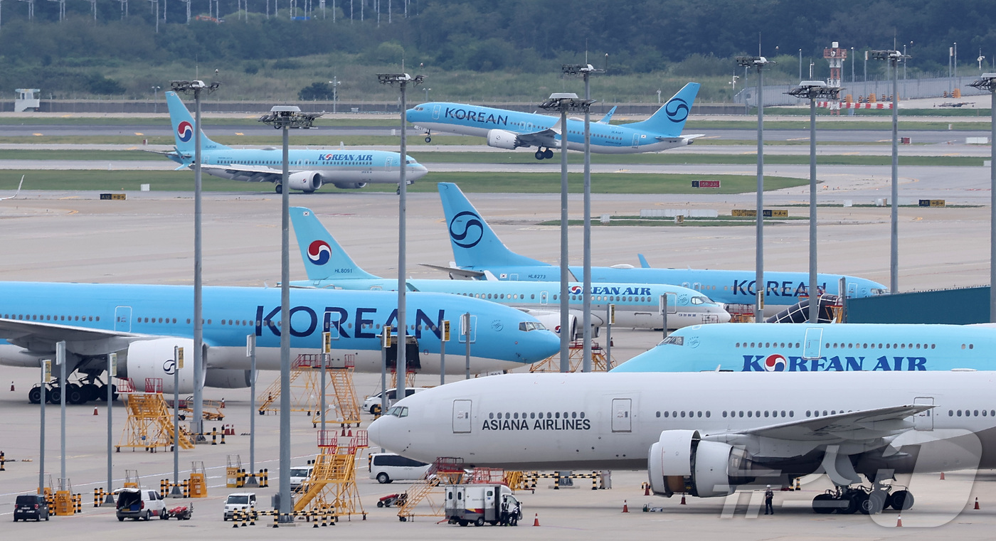 (인천공항=뉴스1) 김성진 기자 = 최근 3개월 연속 하락했던 국제선 항공권 유류할증료가 재차 큰 폭으로 오른다.최근 항공·여행업계에 따르면 대한항공의 9월 국제선 유류할증료는 왕 …