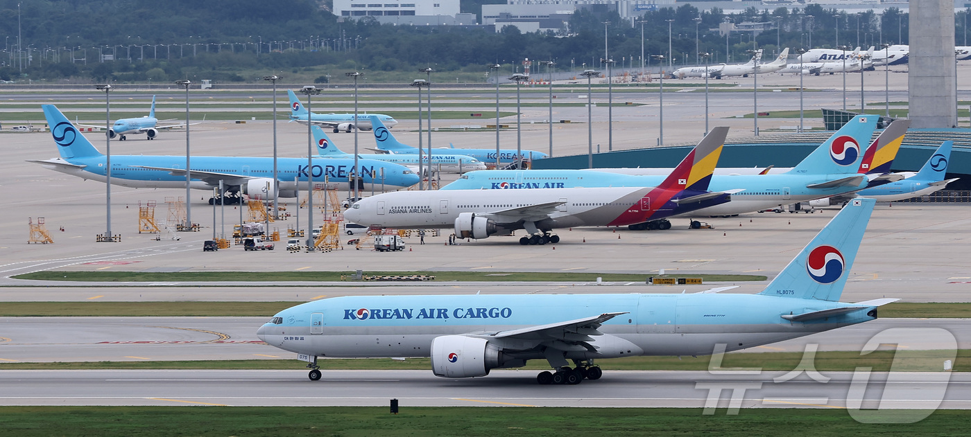 (인천공항=뉴스1) 김성진 기자 = 최근 3개월 연속 하락했던 국제선 항공권 유류할증료가 재차 큰 폭으로 오른다.최근 항공·여행업계에 따르면 대한항공의 9월 국제선 유류할증료는 왕 …