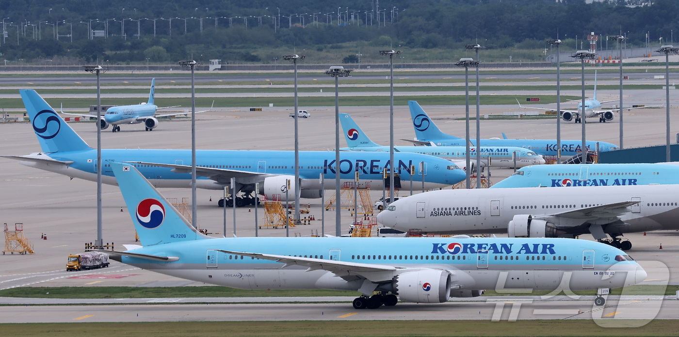 (인천공항=뉴스1) 김성진 기자 = 최근 3개월 연속 하락했던 국제선 항공권 유류할증료가 재차 큰 폭으로 오른다.최근 항공·여행업계에 따르면 대한항공의 9월 국제선 유류할증료는 왕 …