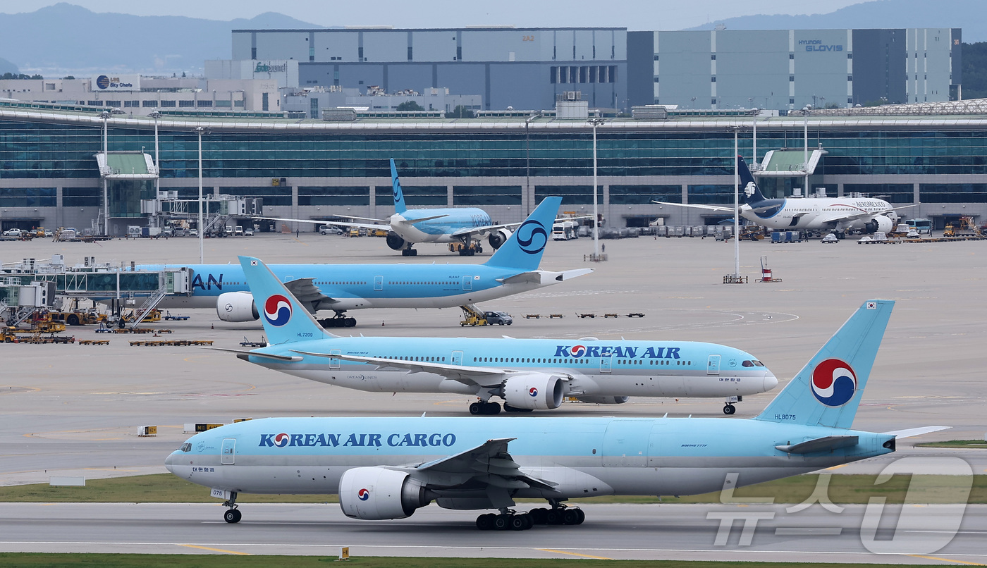 (인천공항=뉴스1) 김성진 기자 = 최근 3개월 연속 하락했던 국제선 항공권 유류할증료가 재차 큰 폭으로 오른다.최근 항공·여행업계에 따르면 대한항공의 9월 국제선 유류할증료는 왕 …