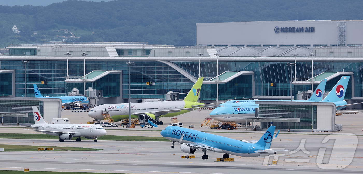 (인천공항=뉴스1) 김성진 기자 = 최근 3개월 연속 하락했던 국제선 항공권 유류할증료가 재차 큰 폭으로 오른다.최근 항공·여행업계에 따르면 대한항공의 9월 국제선 유류할증료는 왕 …