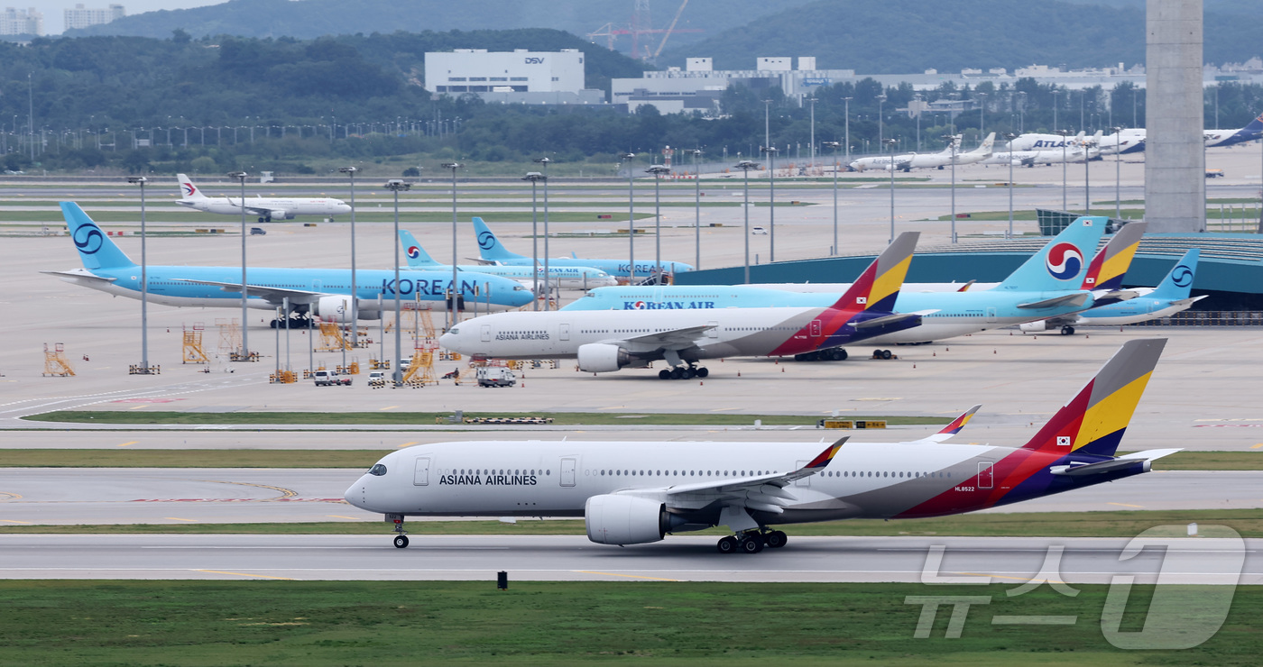 (인천공항=뉴스1) 김성진 기자 = 최근 3개월 연속 하락했던 국제선 항공권 유류할증료가 재차 큰 폭으로 오른다.최근 항공·여행업계에 따르면 대한항공의 9월 국제선 유류할증료는 왕 …