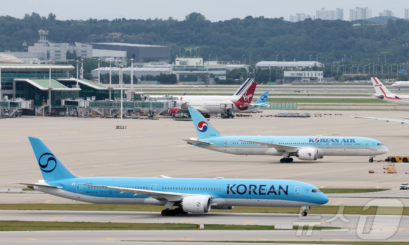 (인천공항=뉴스1) 김성진 기자 = 최근 3개월 연속 하락했던 국제선 항공권 유류할증료가 재차 큰 폭으로 오른다.최근 항공·여행업계에 따르면 대한항공의 9월 국제선 유류할증료는 왕 …