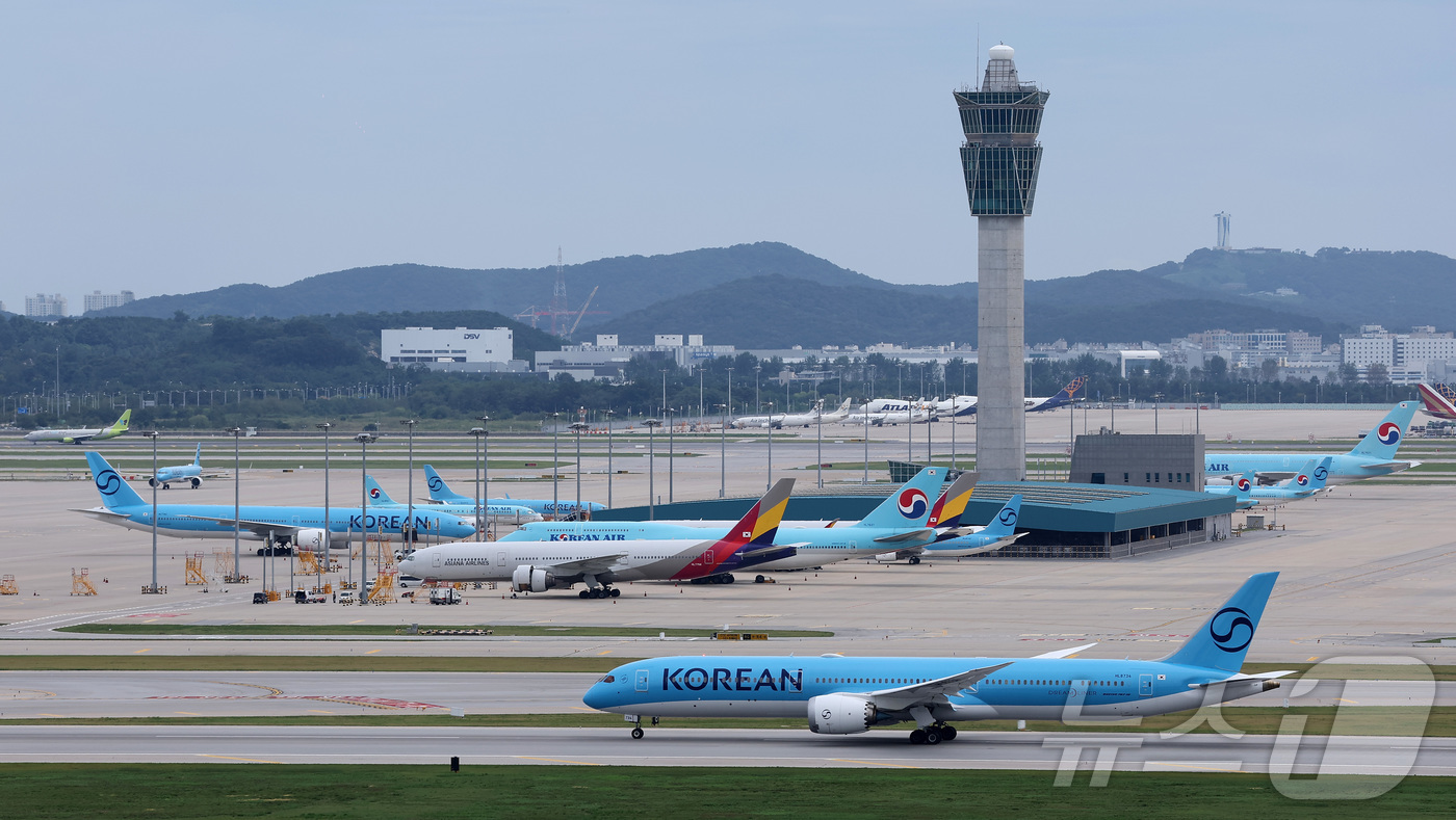 (인천공항=뉴스1) 김성진 기자 = 최근 3개월 연속 하락했던 국제선 항공권 유류할증료가 재차 큰 폭으로 오른다.최근 항공·여행업계에 따르면 대한항공의 9월 국제선 유류할증료는 왕 …