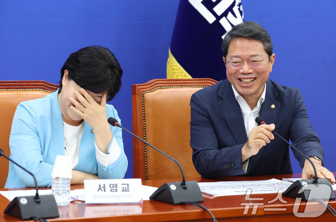 본문 이미지 - 법무부 장관 후보자로 지명된 김승원 더불어민주당 의원이 30일 서울 여의도 국회에서 열린 조희대 대법원장의 법사위 불출석 사유서 제출 관련 기자간담회에서 서영교 법사위원장과 대화하고 있다. 2026.8.30 ⓒ 뉴스1 신웅수 기자