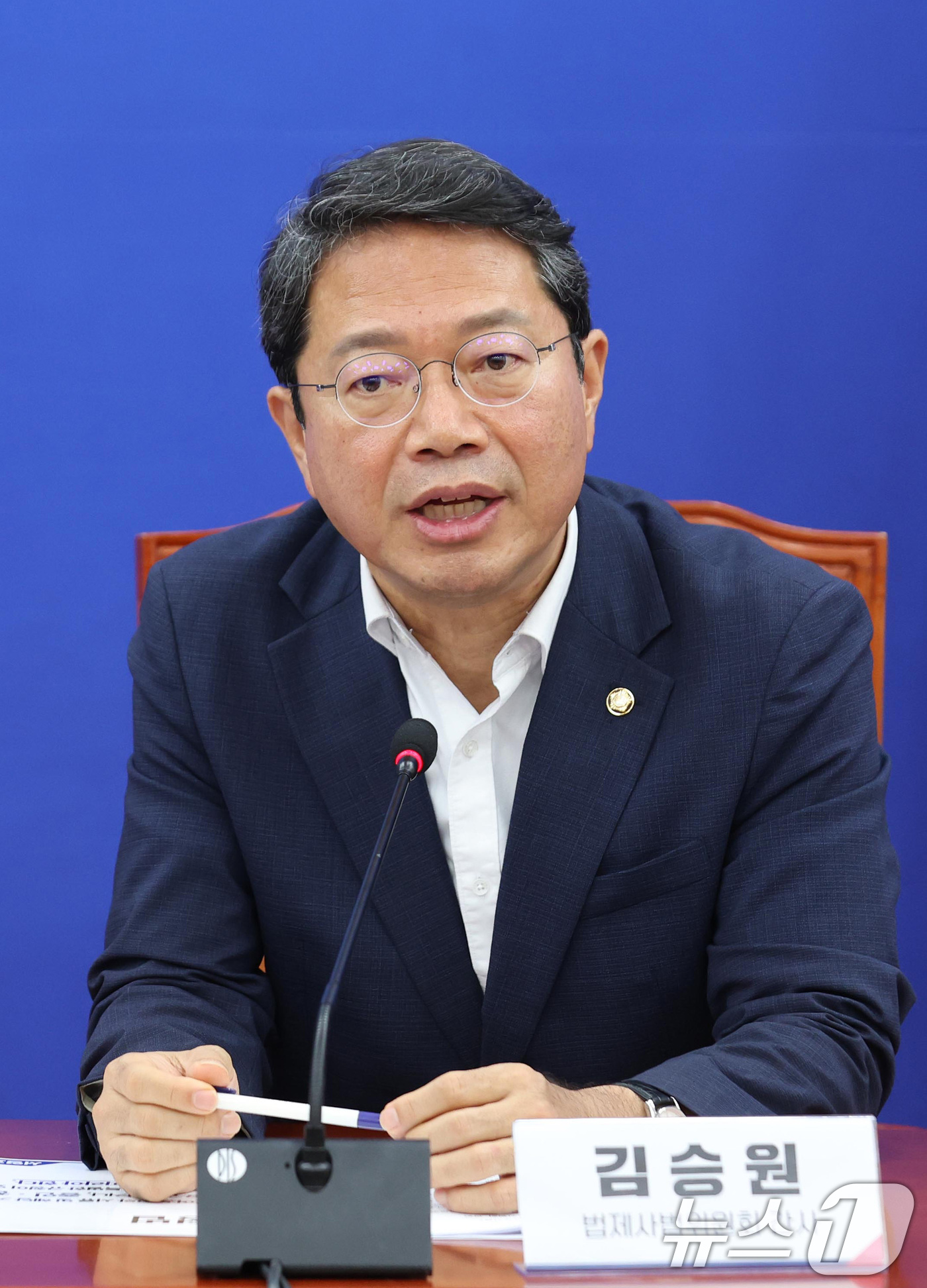 (서울=뉴스1) 신웅수 기자 = 법무부 장관 후보자로 지명된 김승원 더불어민주당 의원이 30일 서울 여의도 국회에서 열린 조희대 대법원장의 법사위 불출석 사유서 제출 관련 기자간담 …