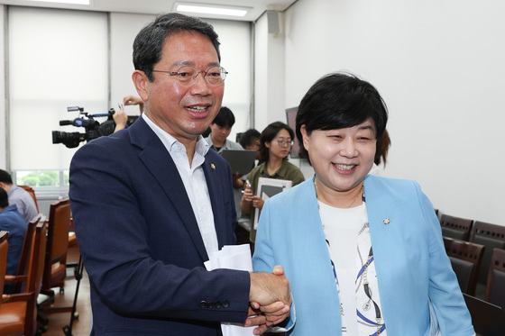 악수하는 김승원·서영교