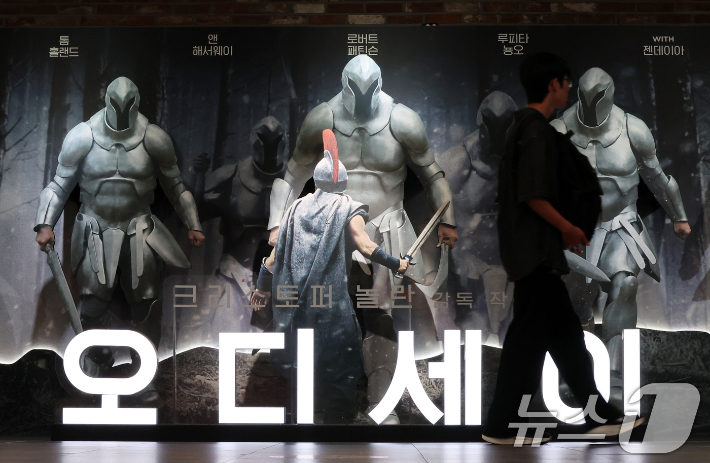(서울=뉴스1) 김진환 기자 = 영화 ‘오디세이’가 ‘스파이더맨: 브랜드 뉴 데이’를 제치고 2026년 개봉 외화 최고 흥행작에 등극한 30일 서울 시내 한 영화관에 오디세이 조형 …