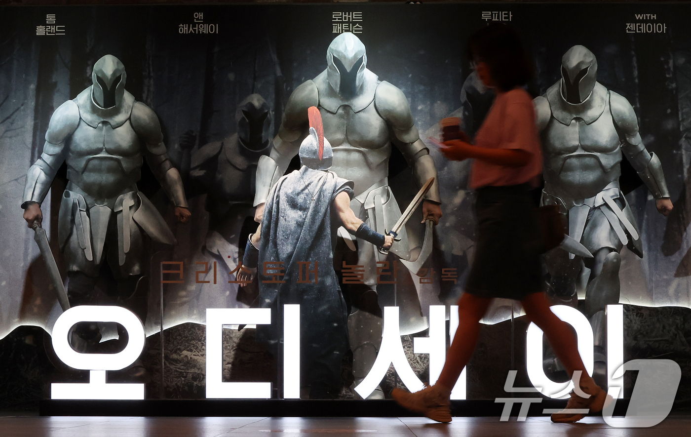 (서울=뉴스1) 김진환 기자 = 영화 ‘오디세이’가 ‘스파이더맨: 브랜드 뉴 데이’를 제치고 2026년 개봉 외화 최고 흥행작에 등극한 30일 서울 시내 한 영화관에 오디세이 조형 …