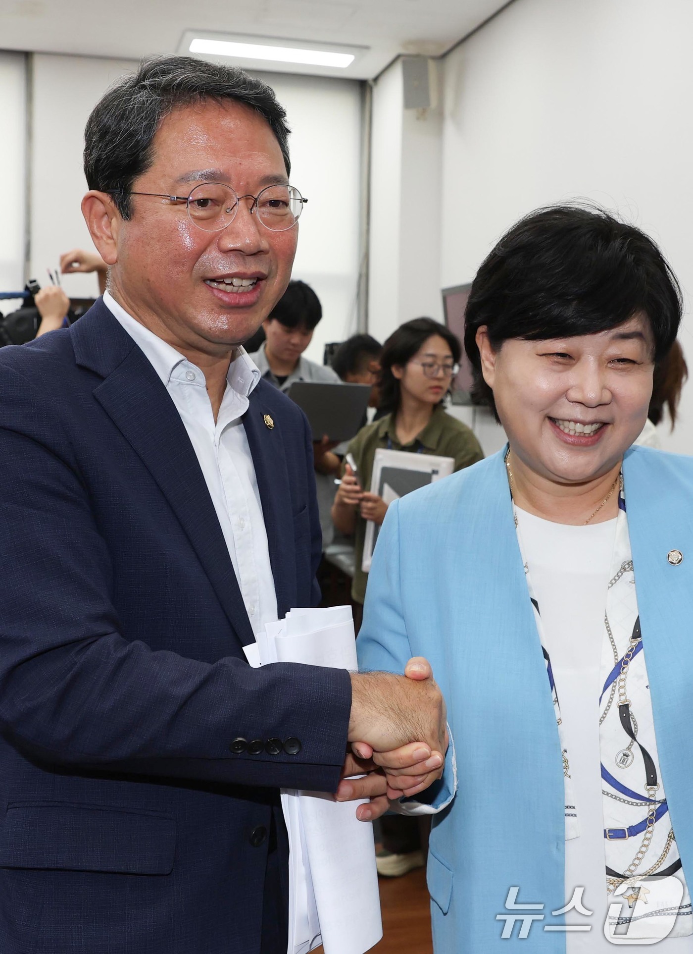 (서울=뉴스1) 신웅수 기자 = 법무부 장관 후보자로 지명된 김승원 더불어민주당 의원(왼쪽)이 30일 서울 여의도 국회에서 열린 조희대 대법원장의 법사위 불출석 사유서 제출 관련 …