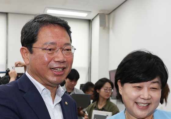 서영교 위원장과 악수하는 김승원 법무장관 후보자