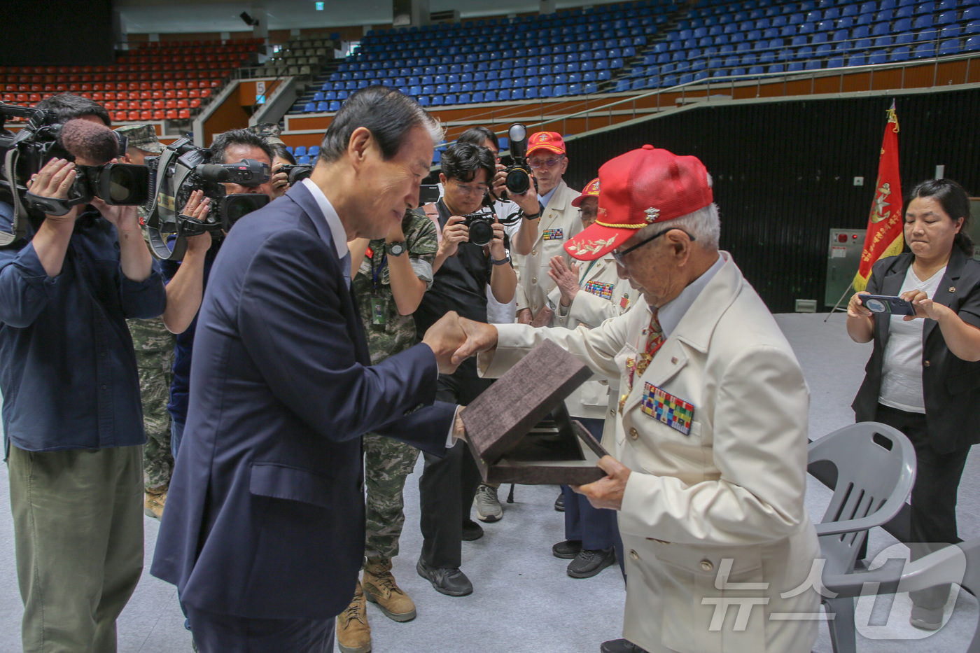 (서울=뉴스1) = 권오을 국가보훈부 장관이 30일 제주 한라체육관에서 열린 제26회 제주 해병대의 날 기념식에서 8월 6.25전쟁영웅 선정패를 해병대 3.4기 전우회장 문상선씨에 …