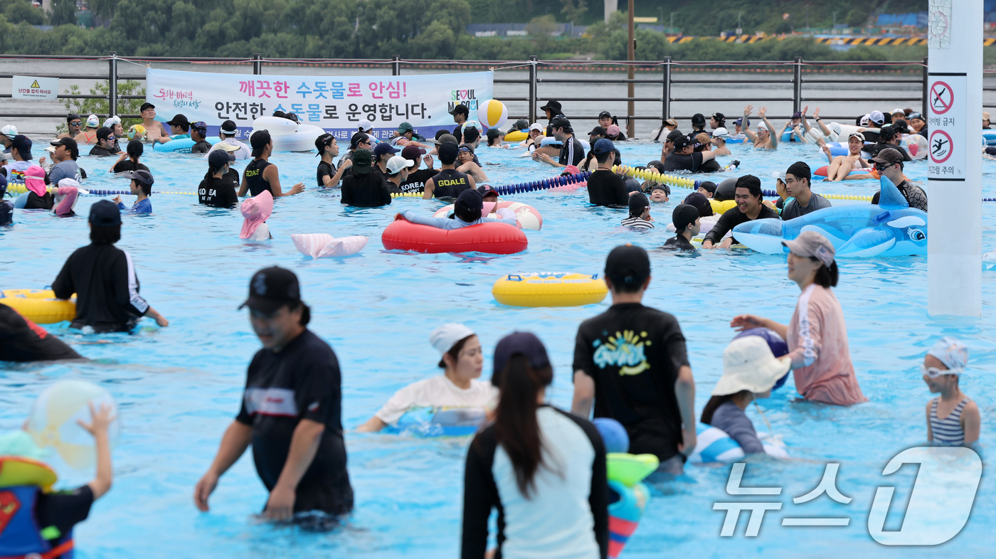 (서울=뉴스1) 김진환 기자 = '도심 속 워터파크' 한강공원 수영장 운영 마지막 날인 30일 오후 서울 성동구 뚝섬 한강공원 수영장을 찾은 시민들이 즐거운 시간을 보내고 있다.지 …