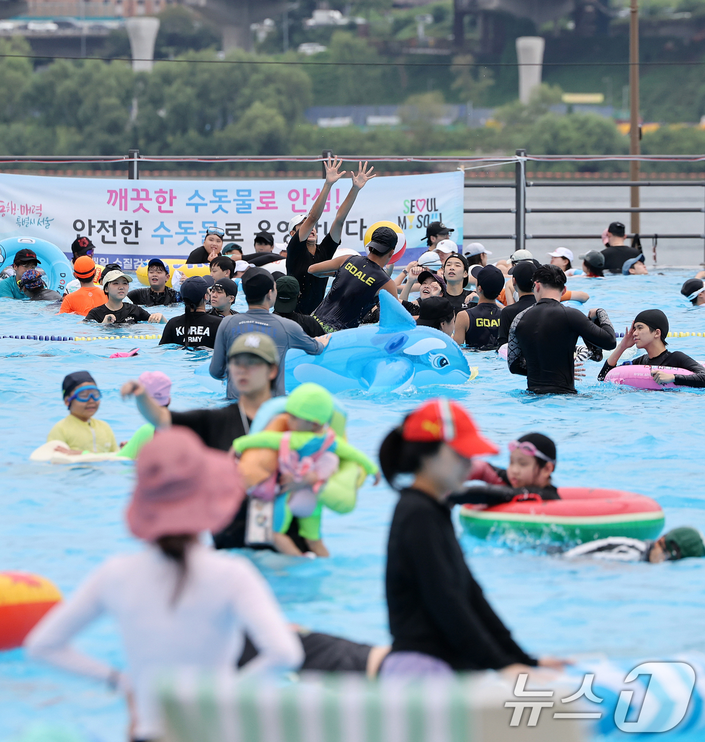 (서울=뉴스1) 김진환 기자 = '도심 속 워터파크' 한강공원 수영장 운영 마지막 날인 30일 오후 서울 성동구 뚝섬 한강공원 수영장을 찾은 시민들이 즐거운 시간을 보내고 있다.지 …