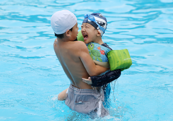 형과 만드는 한강수영장에서의 추억