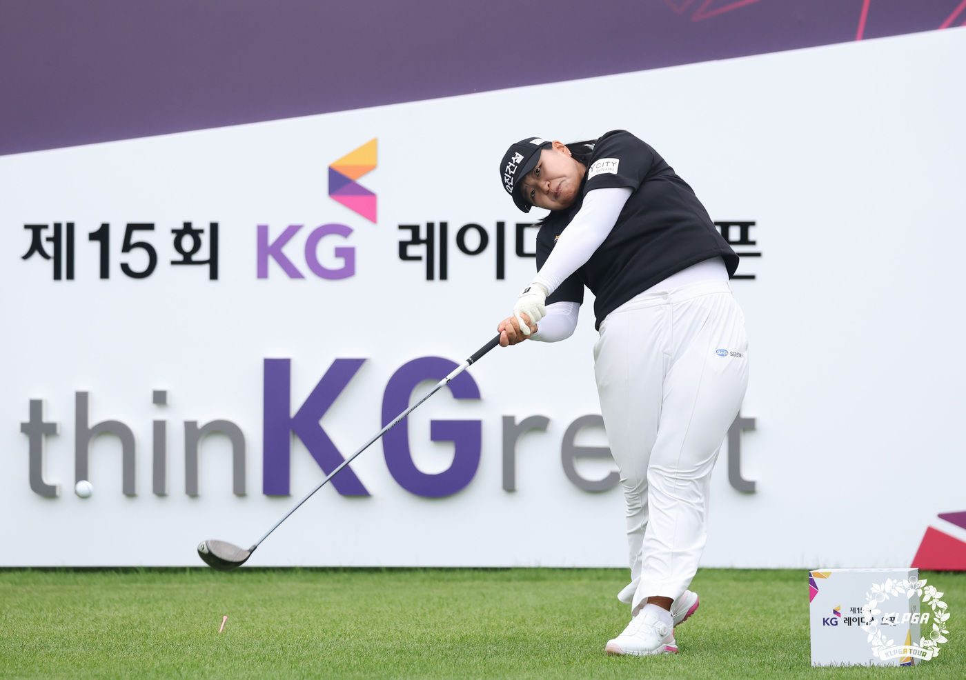 (서울=뉴스1) = 골퍼 신다인이 30일 경기도 용인시에 위치한 써닝포인트 컨트리클럽에서 열린 '제15회 KG 레이디스 오픈' 최종 라운드 1번홀에서 티샷을 하고 있다. (KLPG …