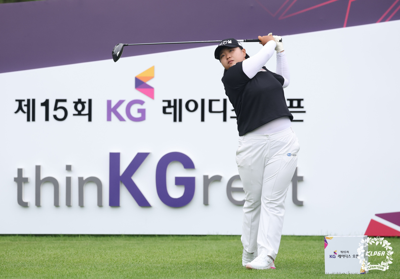 (서울=뉴스1) = 골퍼 신다인이 30일 경기도 용인시에 위치한 써닝포인트 컨트리클럽에서 열린 '제15회 KG 레이디스 오픈' 최종 라운드 1번홀에서 티샷을 하고 있다. (KLPG …