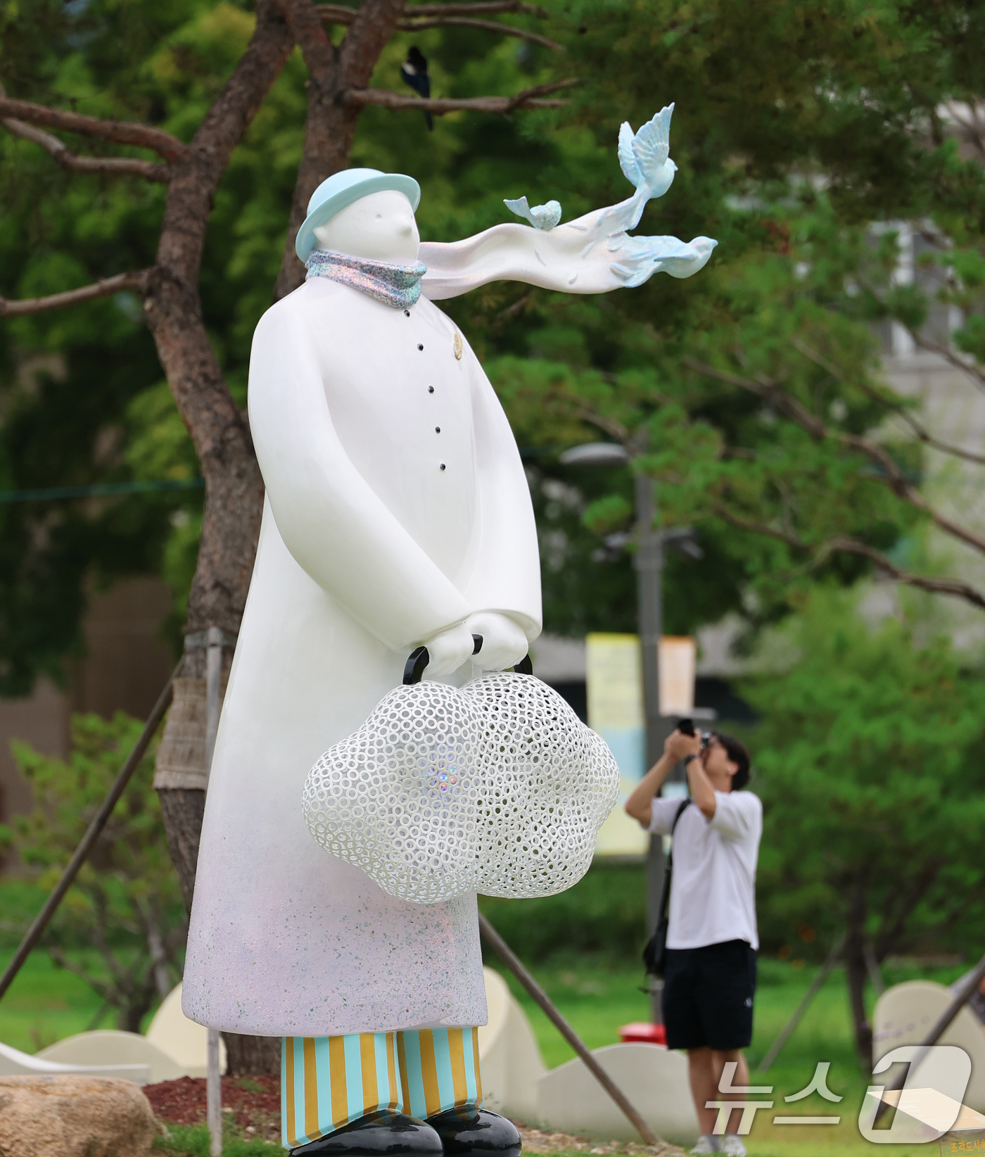 (서울=뉴스1) 오대일 기자 = 30일 오후 서울 종로구 열린송현녹지광장을 찾은 시민들이 제3회 서울조각페스티벌 전시작을 감상하고 있다.‘예술의 도시, 산들바람 타고’를 주제로 열 …