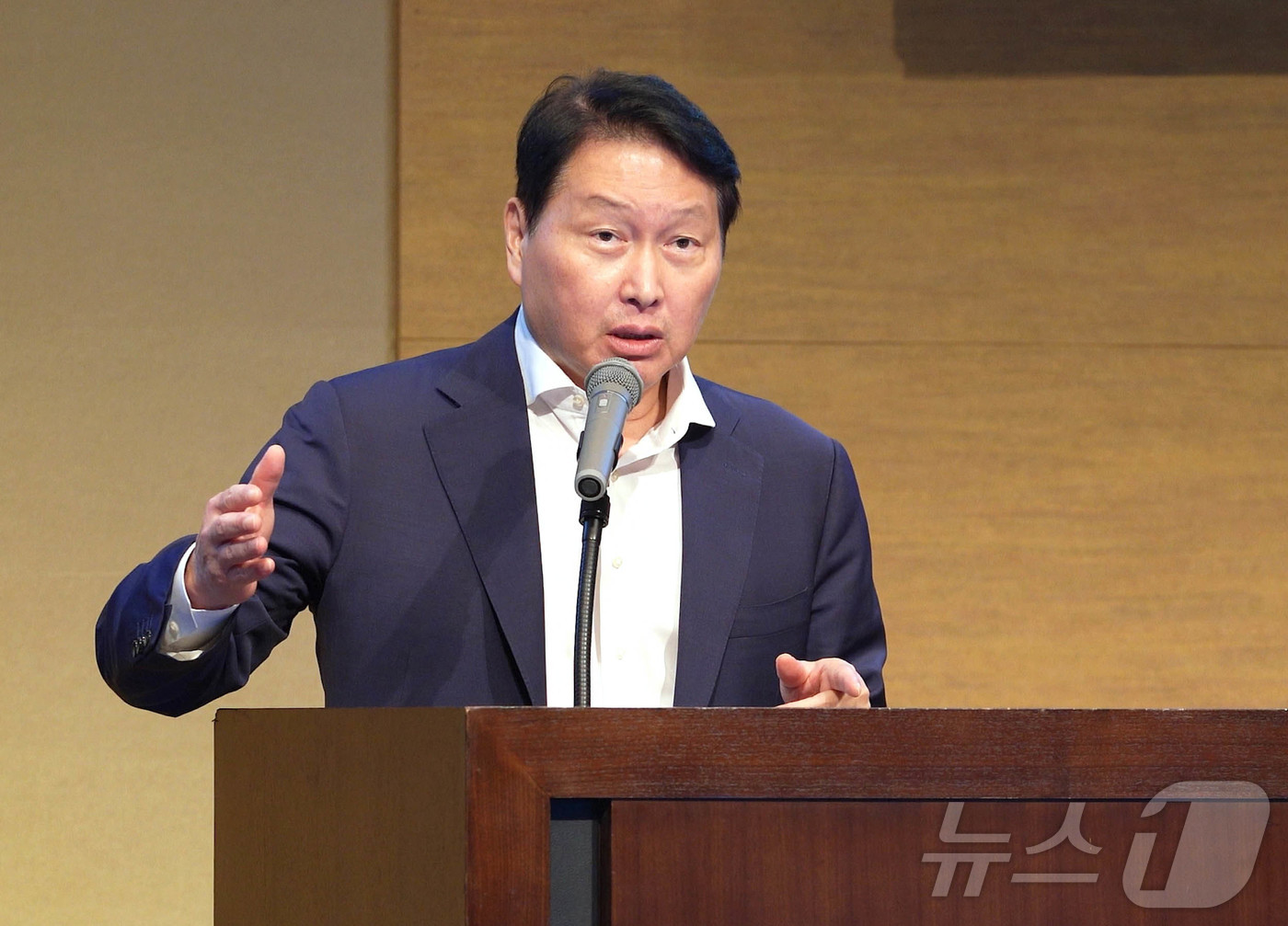 (서울=뉴스1) = 최태원 대한상공회의소 회장이 30일 일본 센다이 웨스틴호텔에서 열린 \'한일 저출산 대응 교류위원회 1차 회의 겸 저출산 대응 심포지엄\'에서 개회사를 하고 있 …