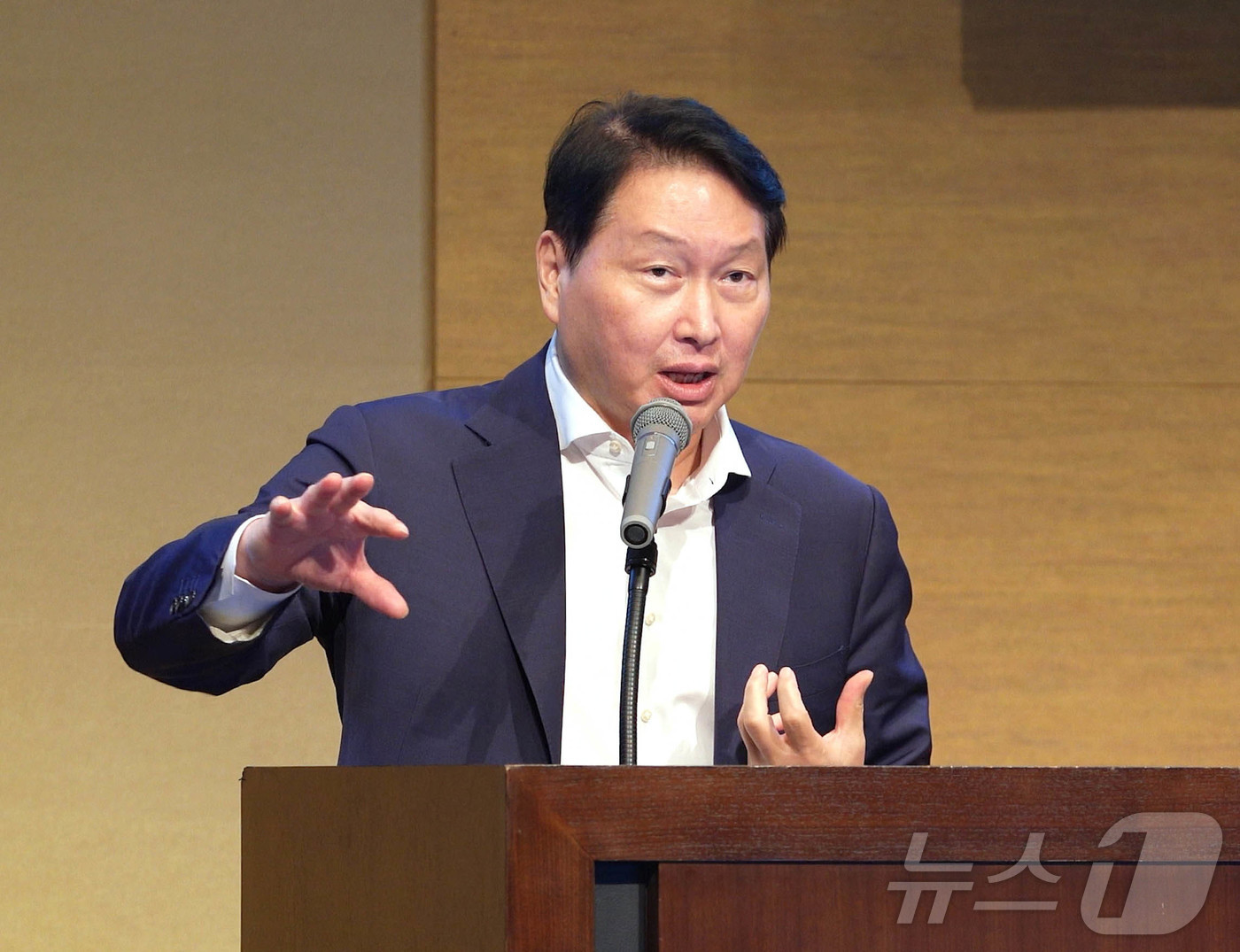 (서울=뉴스1) = 최태원 대한상공회의소 회장이 30일 일본 센다이 웨스틴호텔에서 열린 '한일 저출산 대응 교류위원회 1차 회의 겸 저출산 대응 심포지엄'에서 개회사를 하고 있다. …