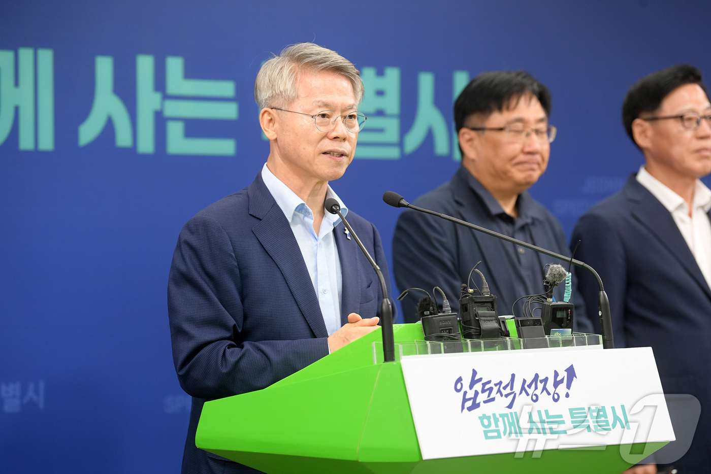 (광주=뉴스1) 최성국 기자 = 민형배 전남광주통합특별시장이 30일 전남광주통합특별시 광주청사에서 국립의대 신설 신청과 관련된 브리핑을 열고 '국립순천대학교'를 선정 대학으로 발표 …