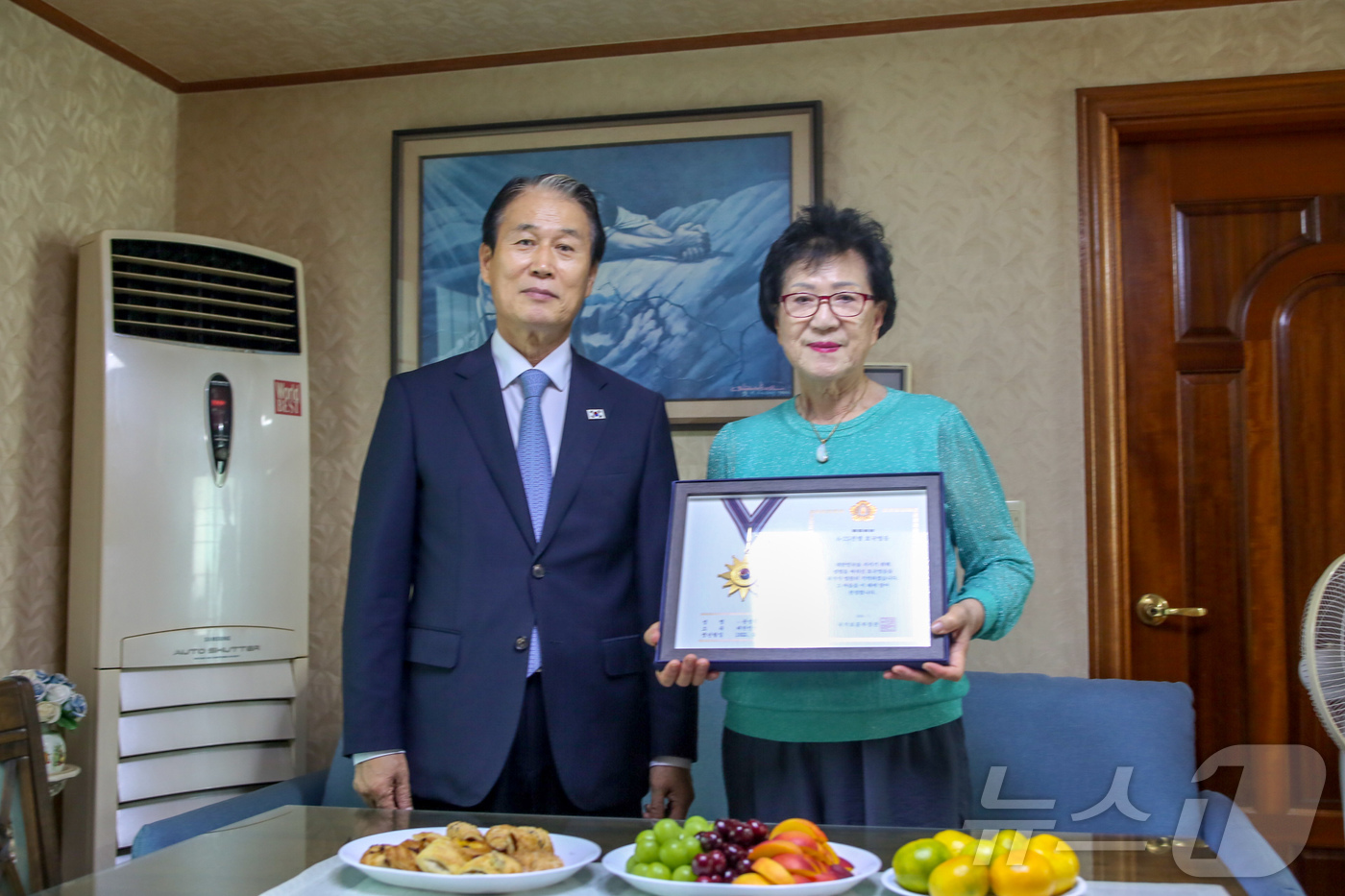 (서울=뉴스1) = 권오을 국가보훈부 장관이 30일 6.25전쟁 전몰군경 유공자 윤성칠씨의 자녀 윤상희씨 자택을 방문해 6.25 전쟁 전몰군경 헌정패를 수여하고 위문을 드리고 있다 …