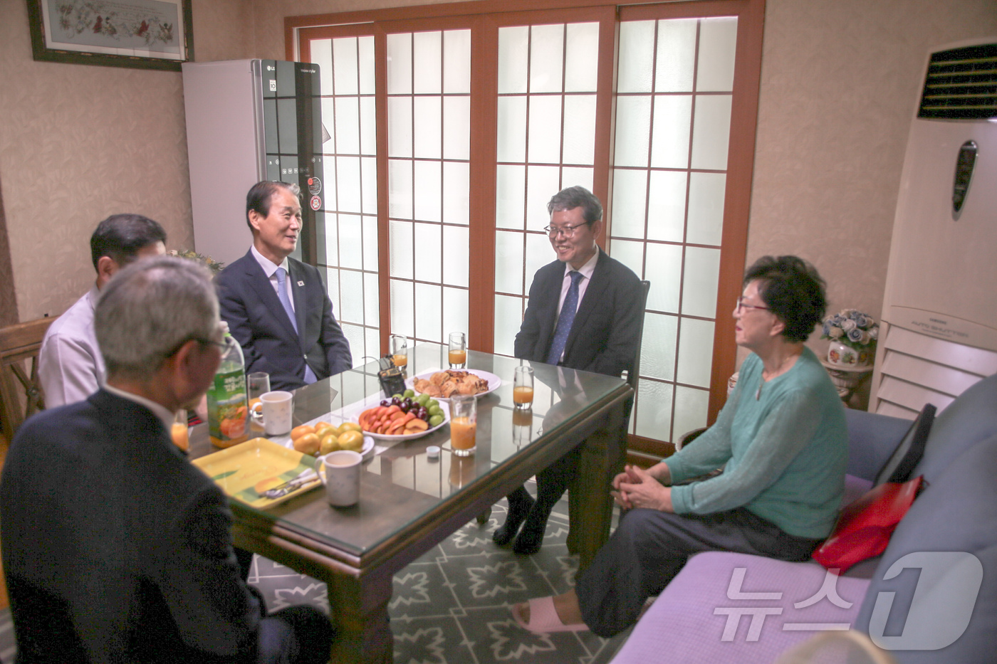 (서울=뉴스1) = 권오을 국가보훈부 장관이 30일 6.25전쟁 전몰군경 유공자 윤성칠씨의 자녀 윤상희씨 자택을 방문해 6.25 전쟁 전몰군경 헌정패를 수여하고 위문을 드리고 있다 …