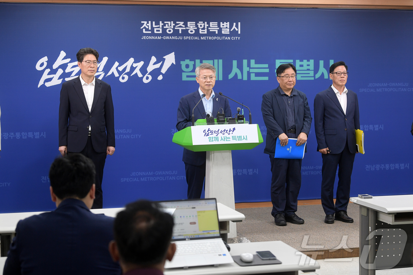 (광주=뉴스1) 전원 기자 = 민형배 전남광주통합특별시장이 30일 전남광주통합특별시 광주청사에서 국립의대 신설 신청과 관련된 브리핑을 열고 '국립순천대학교'를 선정 대학으로 발표하 …