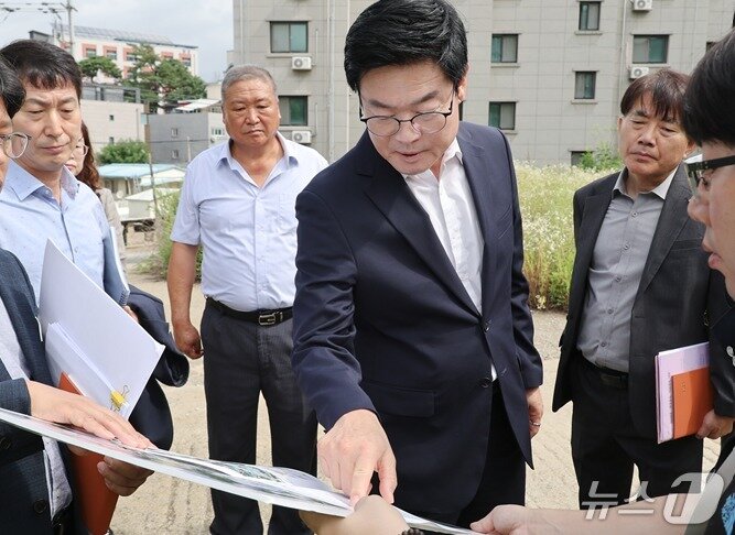 본문 이미지 - 구자열 강원 원주시장이 최근 읍·면·동을 찾아 '시민과의 대화' 일정을 소화한 가운데, 주요 지역의 민원 현장을 살피고 있다. (원주시 제공. 재판매 및 DB금지) 2026.8.31/뉴스1
