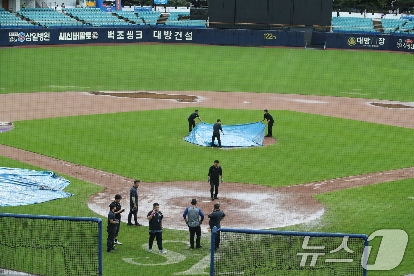 (대구=뉴스1) 공정식 기자 = 30일 오후 대구 수성구 인근에 천둥번개를 동반한 폭우가 쏟아져 삼성라이온즈파크에서 열릴 예정이었던 프로야구 삼성 라이온즈와 KT 위즈 경기가 취소 …
