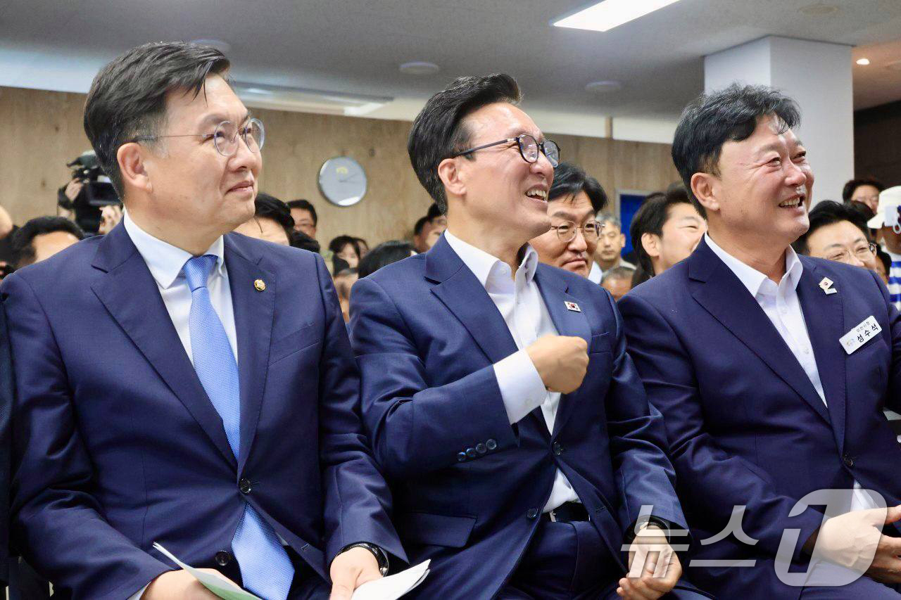(서울=뉴스1) = 김민석 더불어민주당 대표가 30일 경기 이천시 김윤 의원 지역사무소에서 열린 개소식에 자리하고 있다. (김윤 의원실 제공) 2026.8.30/뉴스1
