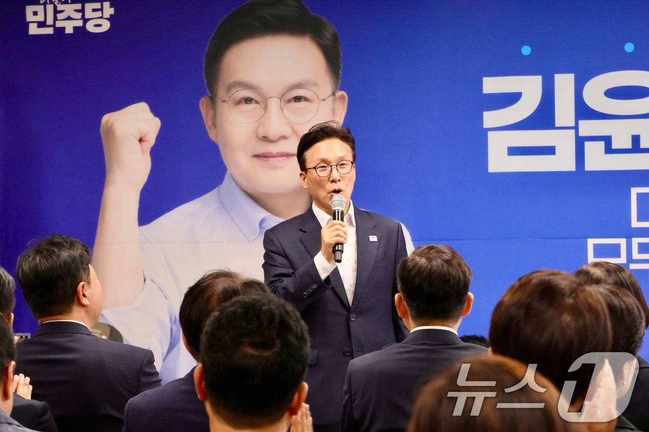(서울=뉴스1) = 김민석 더불어민주당 대표가 30일 경기 이천시 김윤 의원 지역사무소에서 열린 개소식에서 인사말을 하고 있다. (김윤 의원실 제공) 2026.8.30/뉴스1