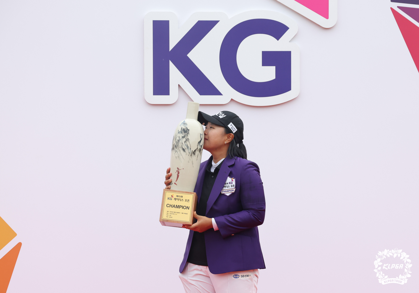 (서울=뉴스1) = 30일 경기 용인시 써닝포인트 컨트리클럽에서 열린 '제15회 KG 레이더스 오픈' 우승자 신다인이 트로피에 입을 맞추고 있다. (KLPGA 제공. 재판매 및 D …