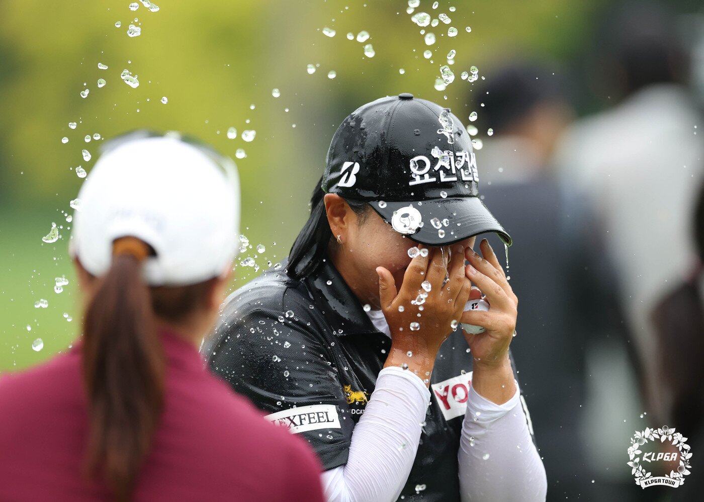 본문 이미지 - 신다인이 30일 KLPGA KG 레이디스 오픈에서 우승한 뒤 동료들의 물세례를 받고 있다. (KLPGA 제공)
