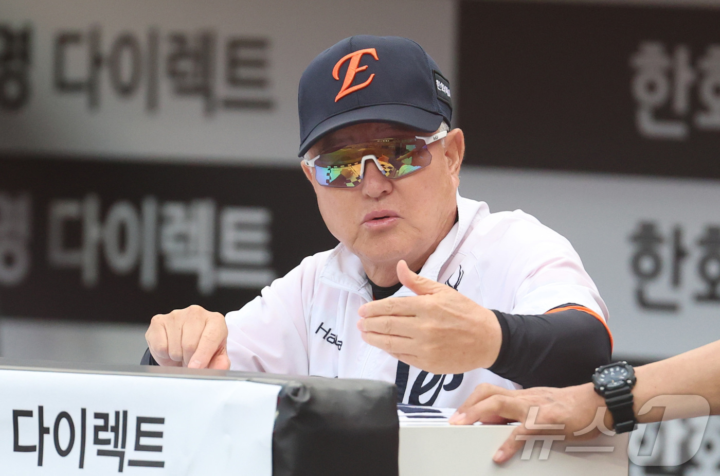 (대전=뉴스1) 김기남 기자 = 30일 대전 한화생명볼파크에서 열린 2026 신한 SOL KBO리그 NC 다이노스와 한화 이글스의 경기에서 김경문 감독이 경기전 코치진과 이야기를 …