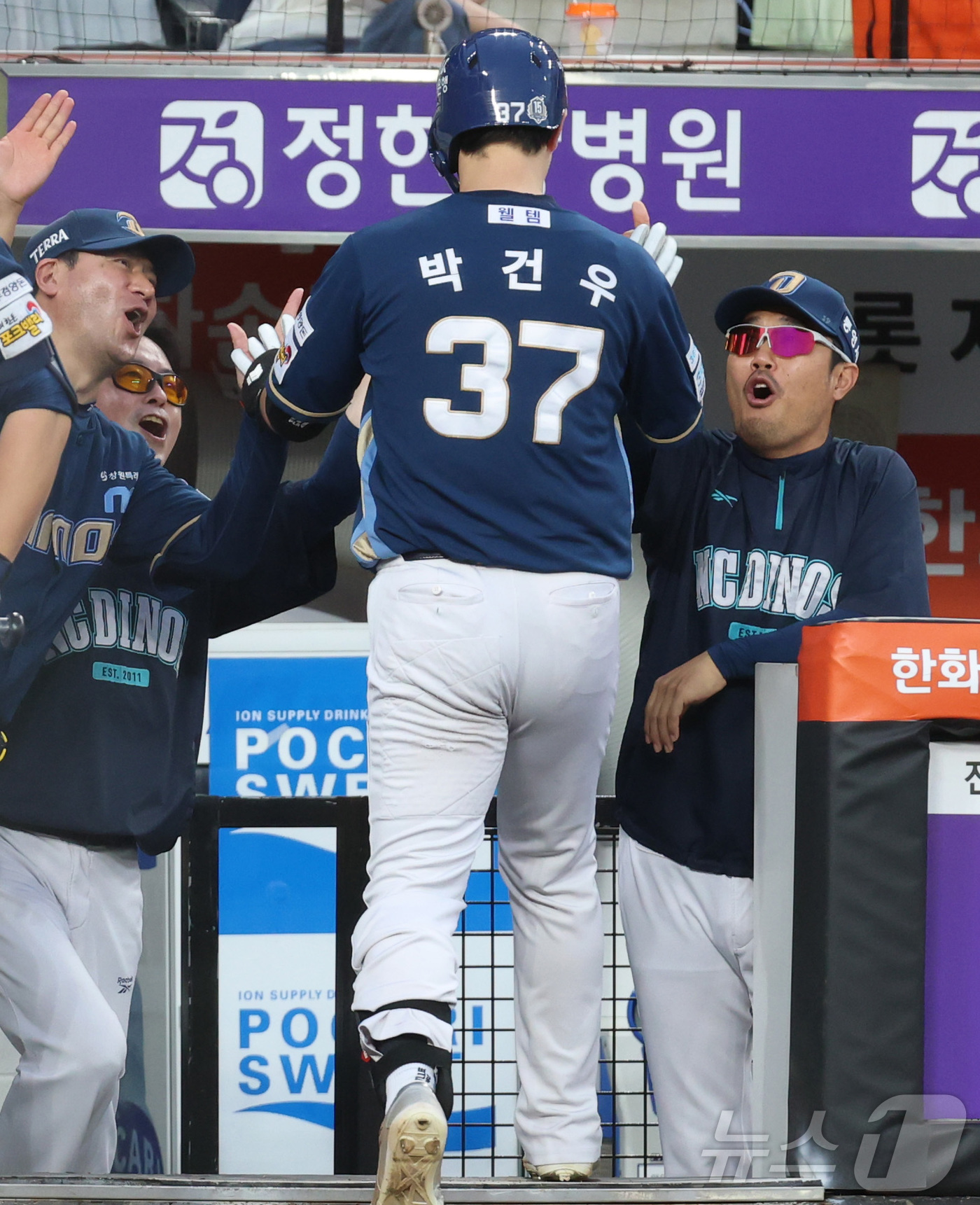 (대전=뉴스1) 김기남 기자 = 30일 대전 한화생명볼파크에서 열린 2026 신한 SOL KBO리그 NC 다이노스와 한화 이글스의 경기에서 3회초 NC 박건우가 솔로 홈런을 치고 …