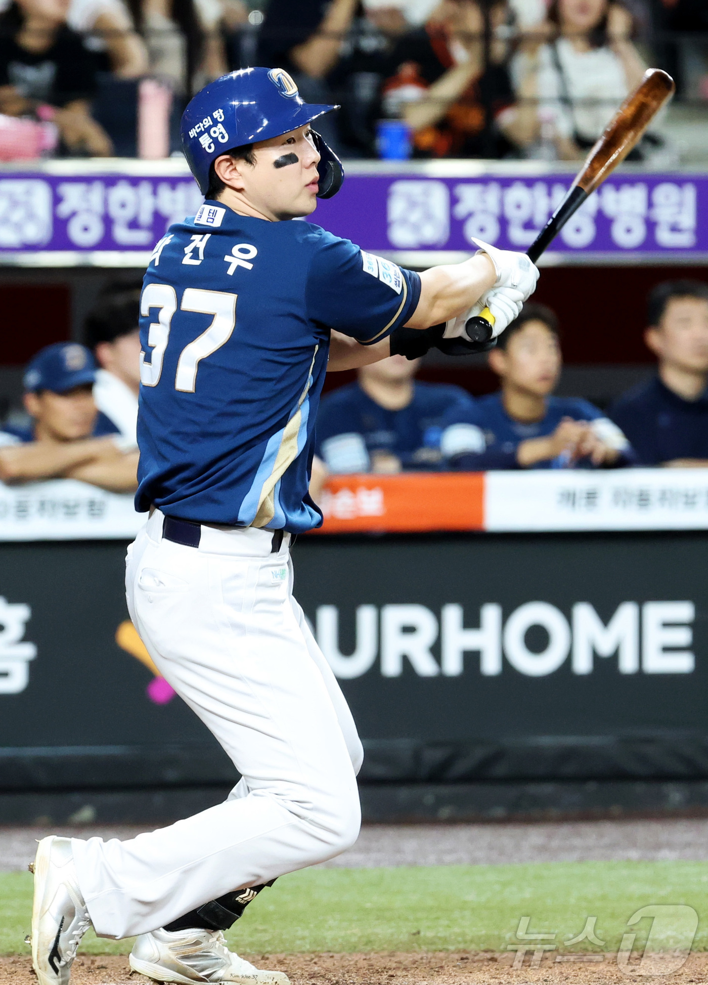 (대전=뉴스1) 김기남 기자 = 30일 대전 한화생명볼파크에서 열린 2026 신한 SOL KBO리그 NC 다이노스와 한화 이글스의 경기에서 5회초 NC 박건우가 타격하고 있다. 2 …