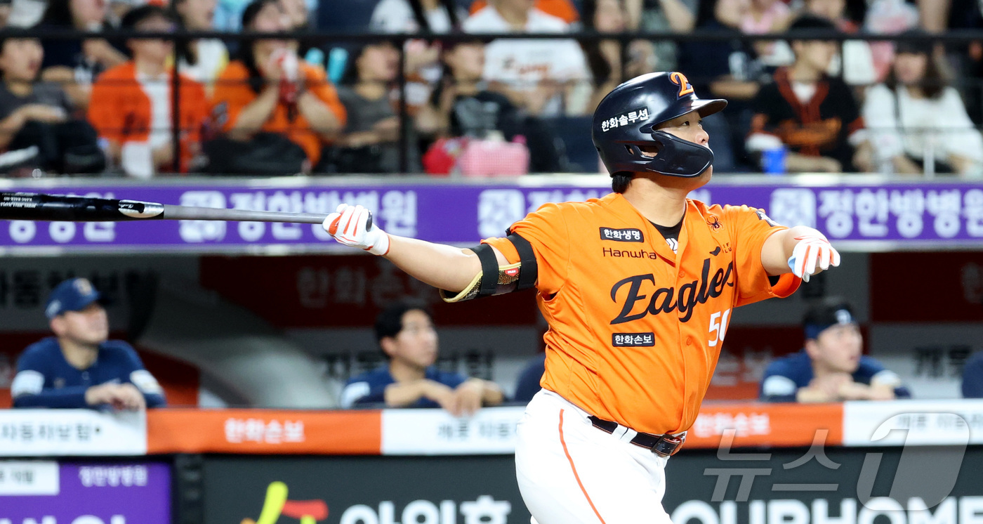 (대전=뉴스1) 김기남 기자 = 30일 대전 한화생명볼파크에서 열린 2026 신한 SOL KBO리그 NC 다이노스와 한화 이글스의 경기에서 한화 강백호가 홈런성 외야 뜬공을 치며 …