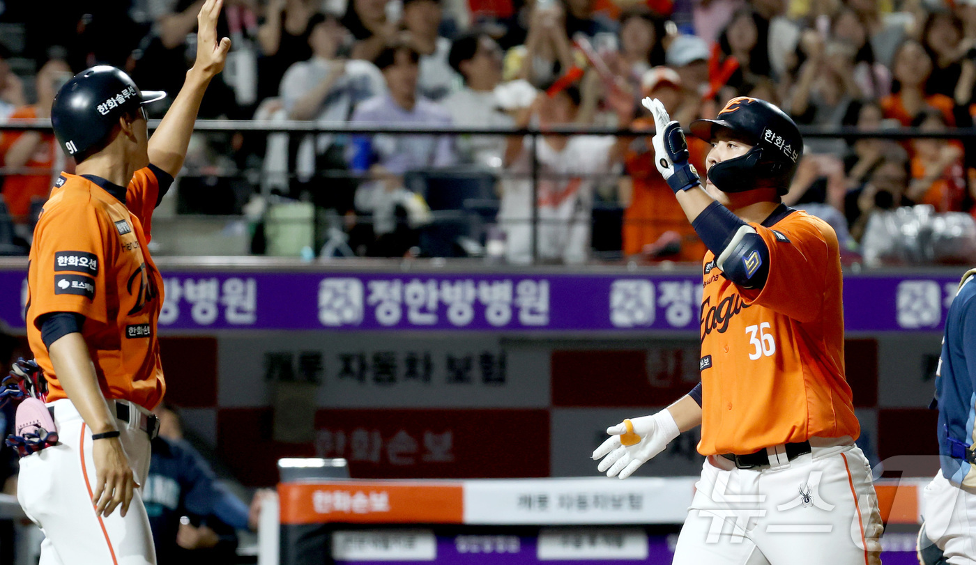 (대전=뉴스1) 김기남 기자 = 30일 대전 한화생명볼파크에서 열린 2026 신한 SOL KBO리그 NC 다이노스와 한화 이글스의 경기에서 6회말 한화 한지윤이 김태연에 이어 백투 …