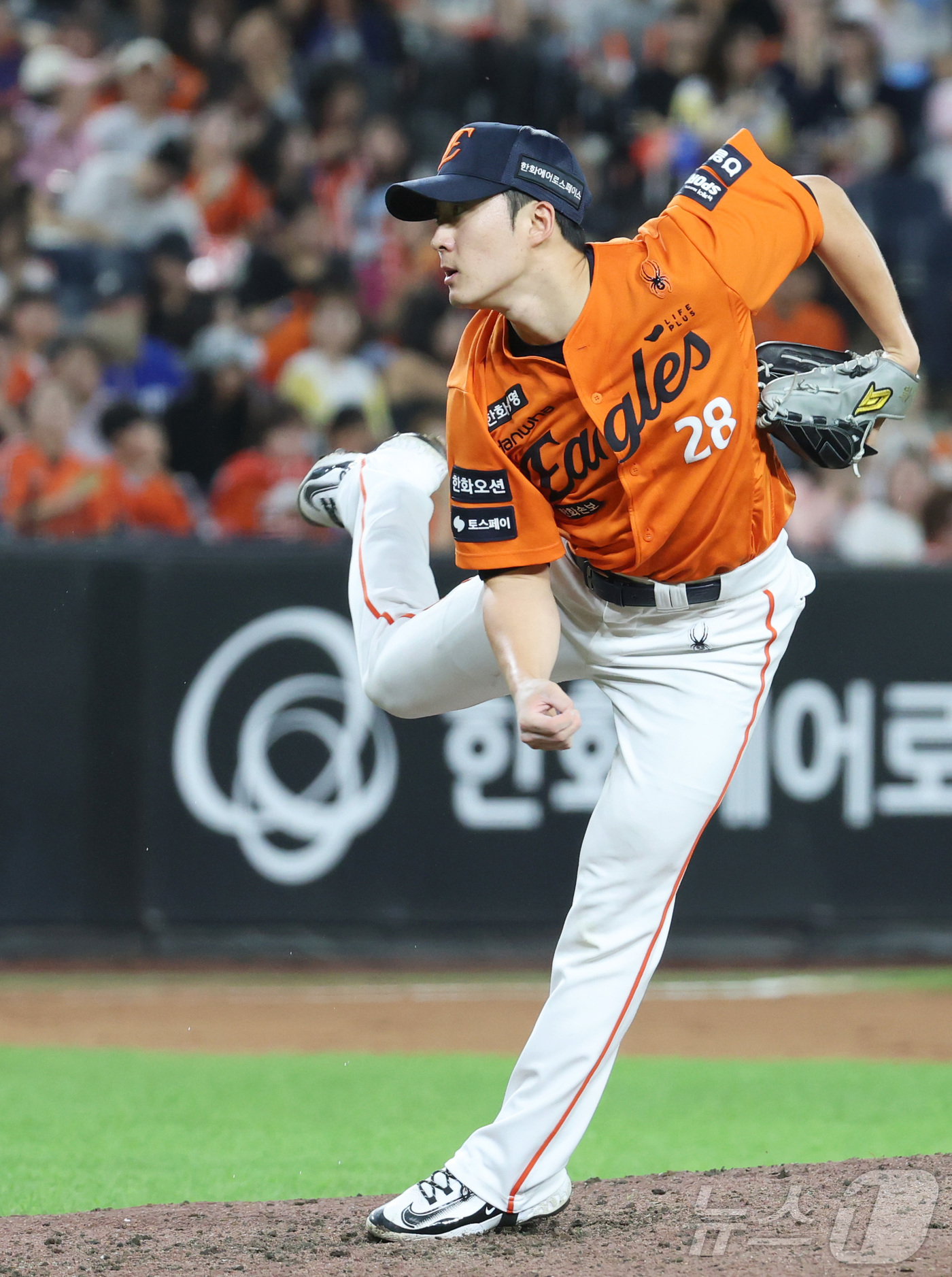 (대전=뉴스1) 김기남 기자 = 30일 대전 한화생명볼파크에서 열린 2026 신한 SOL KBO리그 NC 다이노스와 한화 이글스의 경기에서 7회초 한화 장유호가 투구하고 있다. …