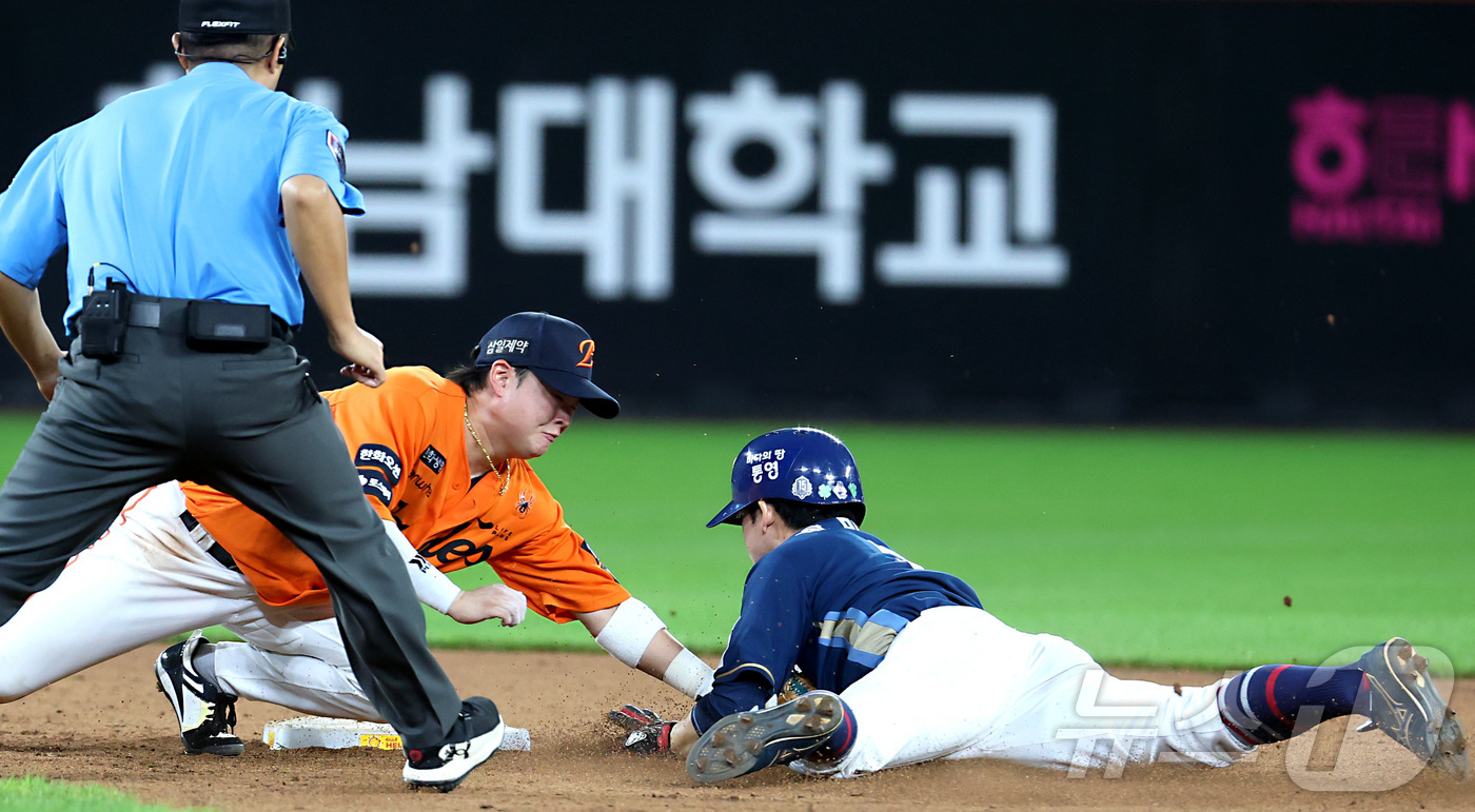 (대전=뉴스1) 김기남 기자 = 30일 대전 한화생명볼파크에서 열린 2026 신한 SOL KBO리그 NC 다이노스와 한화 이글스의 경기에서 9회초 2사 상황 NC 1루주자 박민우가 …