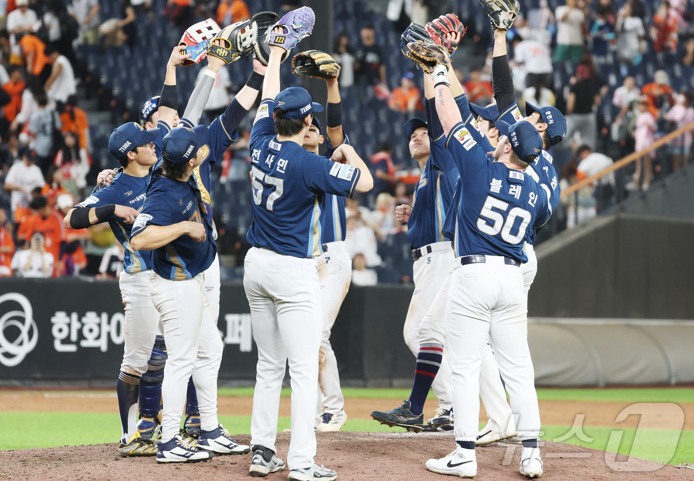 (대전=뉴스1) 김기남 기자 = 30일 대전 한화생명볼파크에서 열린 2026 신한 SOL KBO리그 NC 다이노스와 한화 이글스의 경기에서 NC가 연장 10회 10대 7로 역전 승 …
