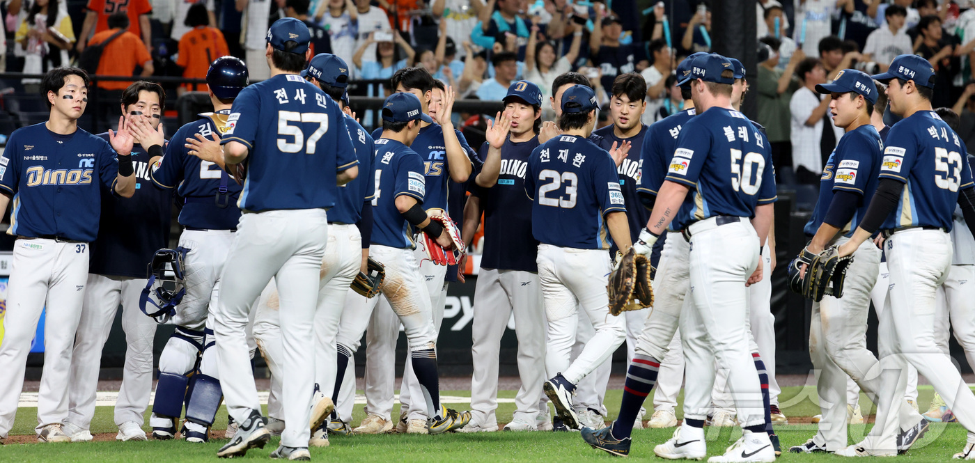 (대전=뉴스1) 김기남 기자 = 30일 대전 한화생명볼파크에서 열린 2026 신한 SOL KBO리그 NC 다이노스와 한화 이글스의 경기에서 NC가 연장 10회 10대 7로 역전 승 …