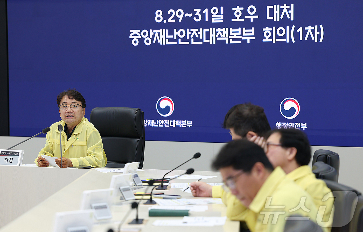 (서울=뉴스1) = 김광용 중앙재난안전대책본부 차장(행정안전부 재난안전관리본부장)이 30일 오후 정부세종청사 중앙재난안전상황실에서 '8.29~31일 호우 대처 중앙재난안전대책본부 …