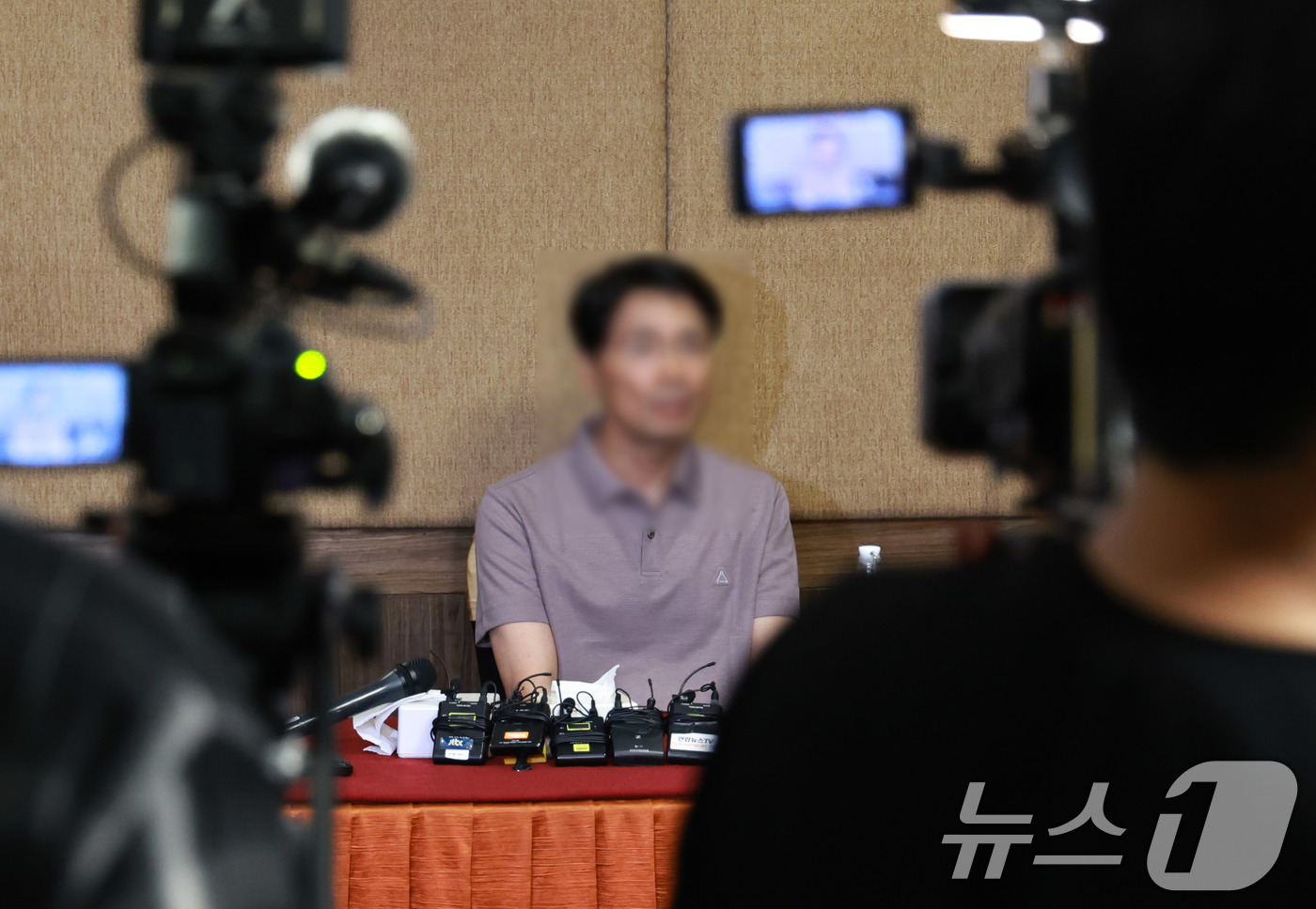 (카트만두=뉴스1) 구윤성 기자 = 네팔 대홍수 당시 현장에 고립됐다가 구조된 두산에너빌리티 현장소장 A씨가 30일 오후(현지시간) 네팔 카트만두의 한 호텔에서 취재진 앞에서 질문 …