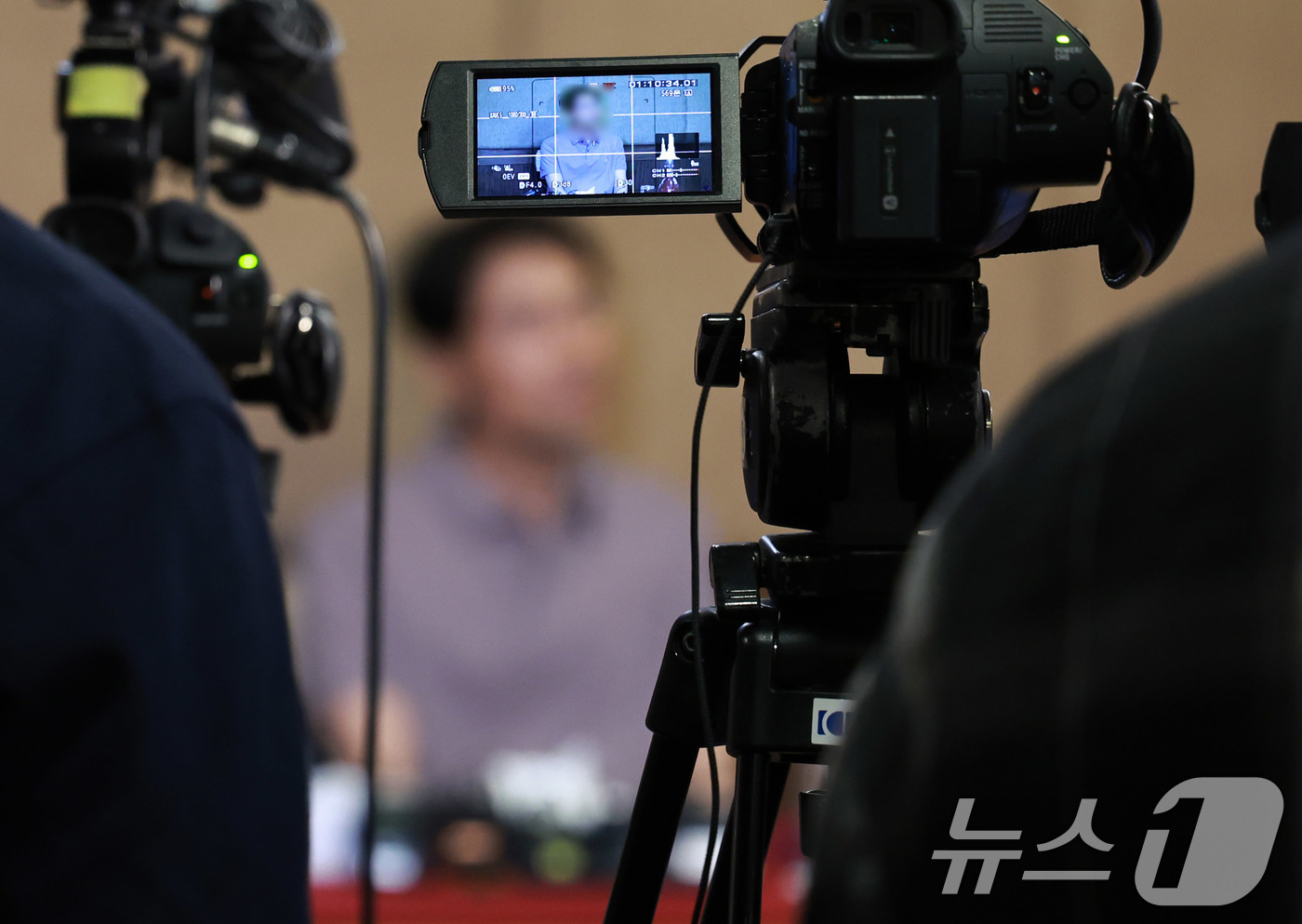 (카트만두=뉴스1) 구윤성 기자 = 네팔 대홍수 당시 현장에 고립됐다가 구조된 두산에너빌리티 현장소장 A씨가 30일 오후(현지시간) 네팔 카트만두의 한 호텔에서 취재진 앞에서 질문 …