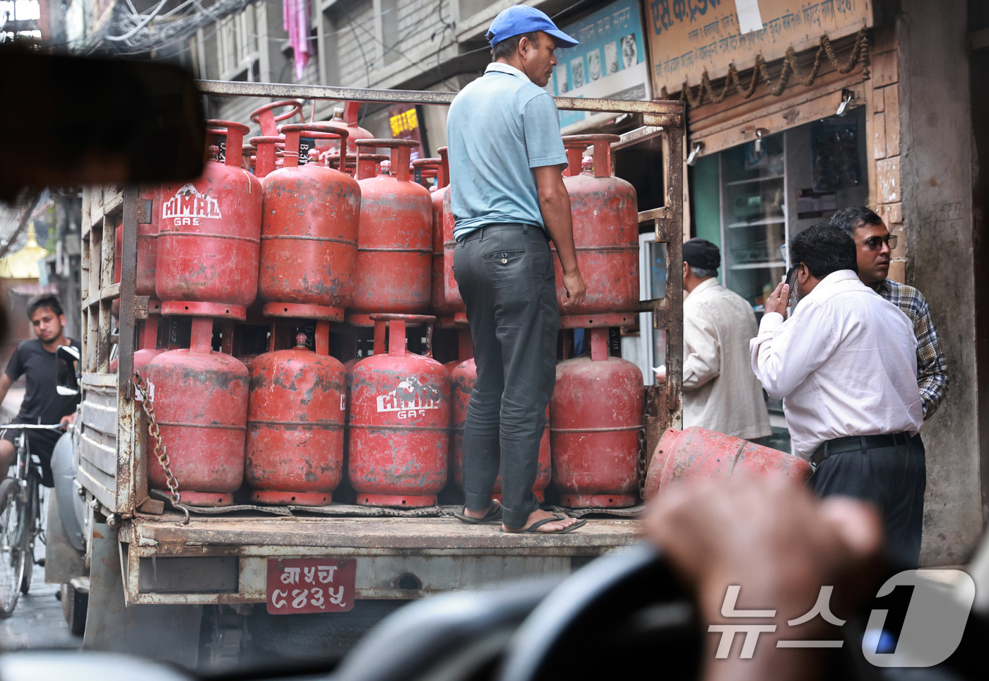 (카트만두=뉴스1) 구윤성 기자 = 30일 네팔 카트만두 시내에서 상인들이 액화석유가스(LPG)를 거래하고 있다. 네팔 정부가 중동전쟁 여파로 취사용 LPG 공급을 제한하고 배급제 …