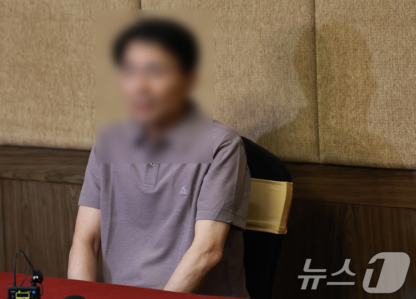(카트만두=뉴스1) 구윤성 기자 = 네팔 대홍수 당시 현장에 고립됐다가 구조된 두산에너빌리티 현장소장 A씨(가운데)가 30일 오후(현지시간) 네팔 카트만두의 한 호텔에서 취재진 앞 …