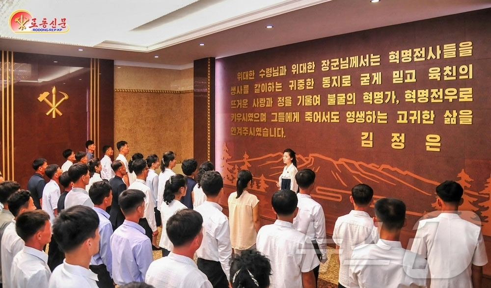 (평양 노동신문=뉴스1) = 북한 노동당 기관지 노동신문은 31일 조선혁명박물관 '혁명전우관' 연속참관기를 통해 6·25전쟁 당시 인민군 후방총국 연유국장이었던 박임선에게 김일성 …