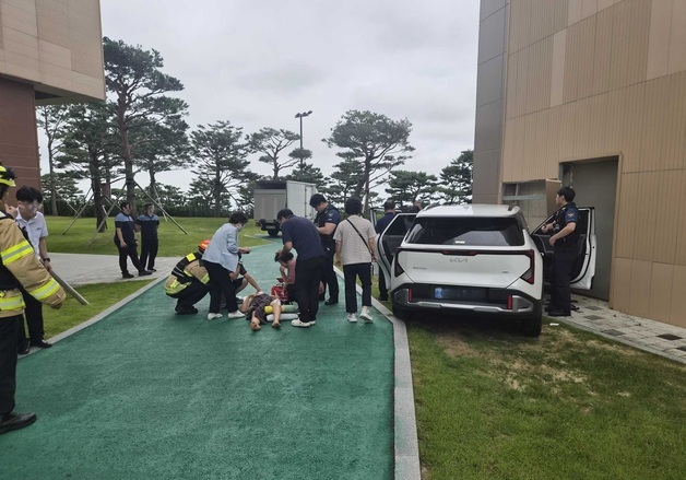 강원 고성 호텔서 SUV가 보행자 친 뒤 건물 충돌…5명 중경상